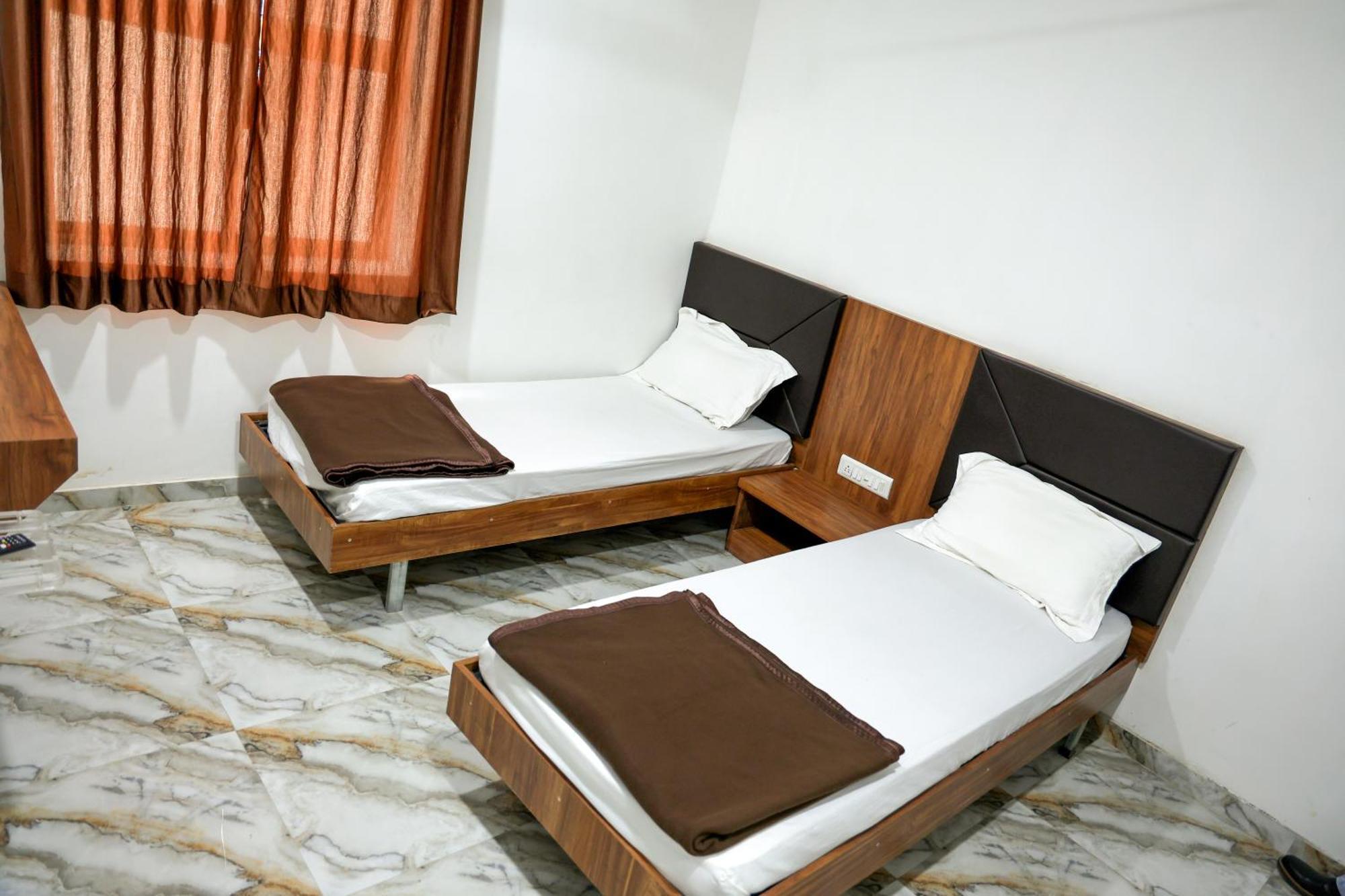 Hotel Aaram Kalupur อาเมดาบัด ภายนอก รูปภาพ