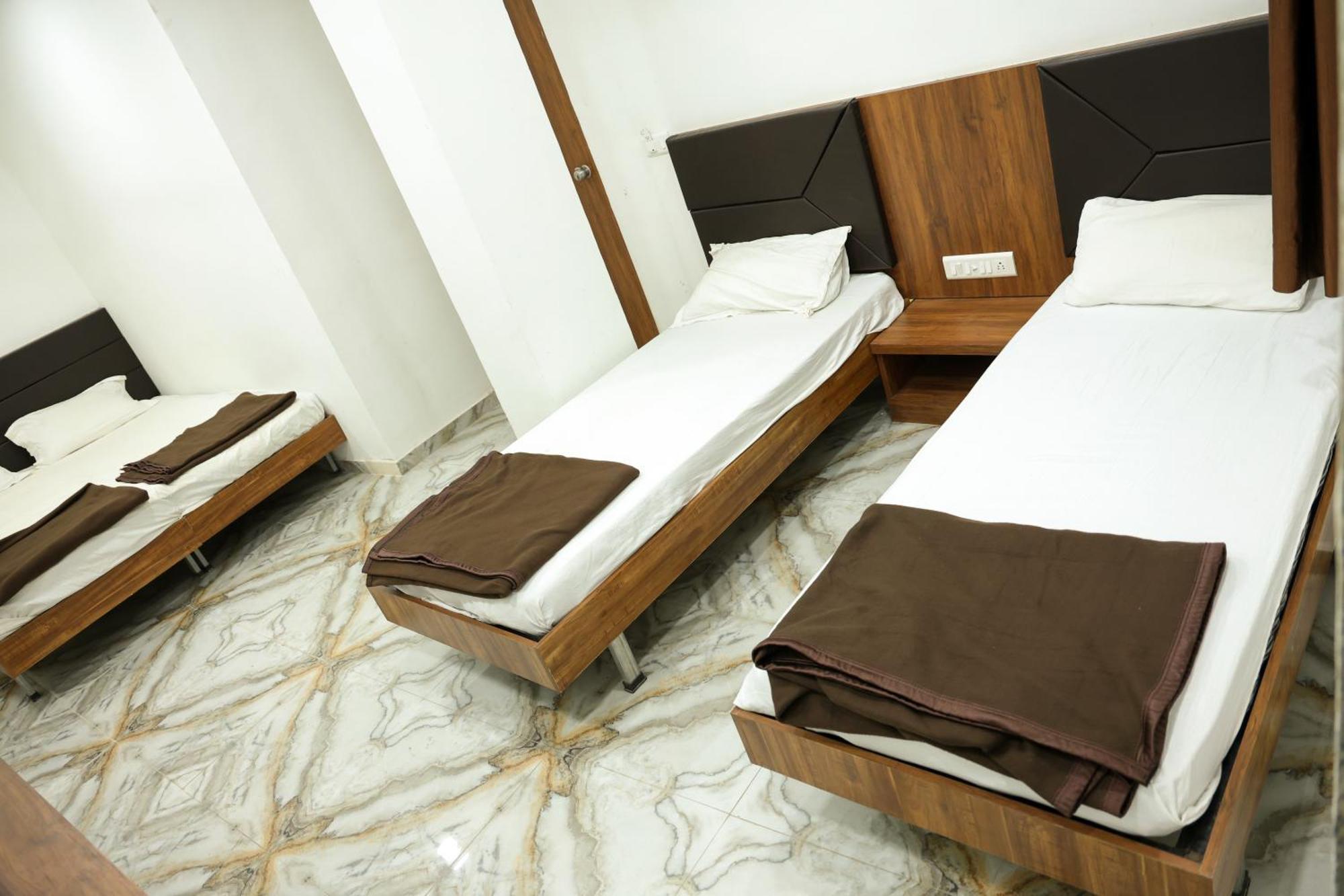 Hotel Aaram Kalupur อาเมดาบัด ภายนอก รูปภาพ