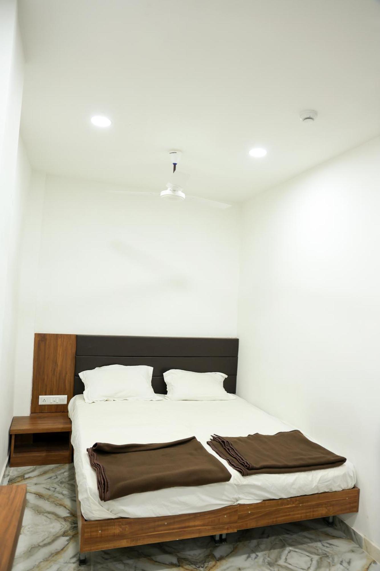 Hotel Aaram Kalupur อาเมดาบัด ภายนอก รูปภาพ