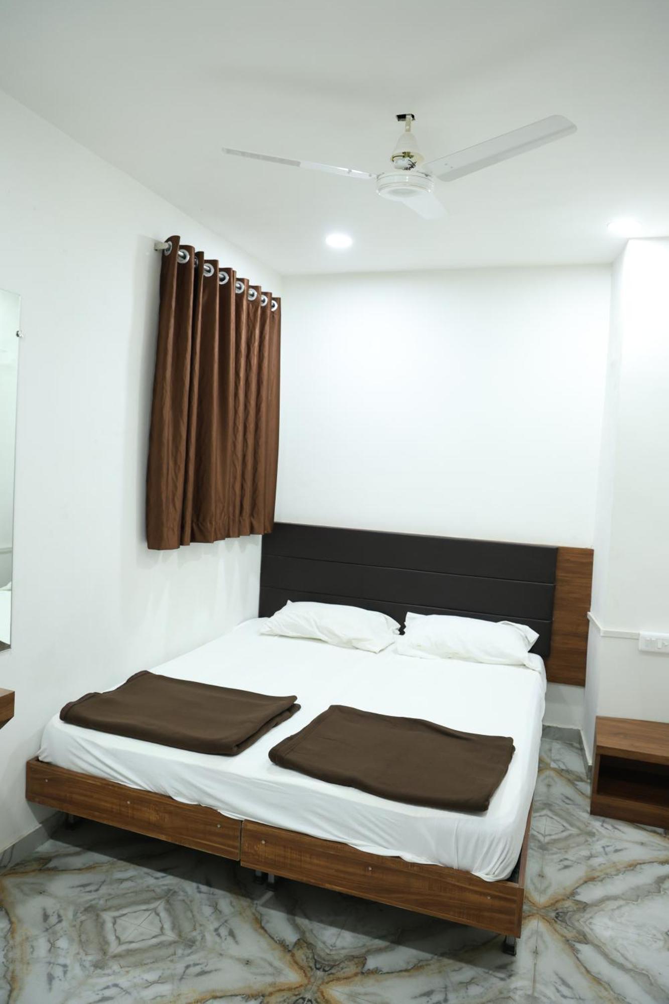 Hotel Aaram Kalupur อาเมดาบัด ภายนอก รูปภาพ