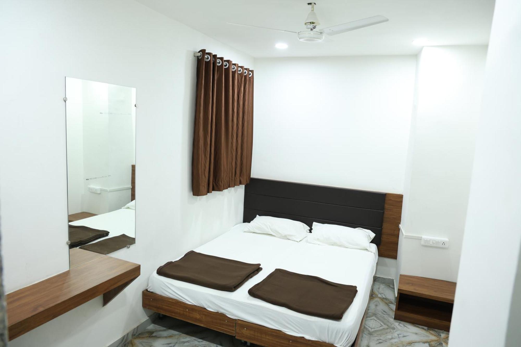 Hotel Aaram Kalupur อาเมดาบัด ภายนอก รูปภาพ